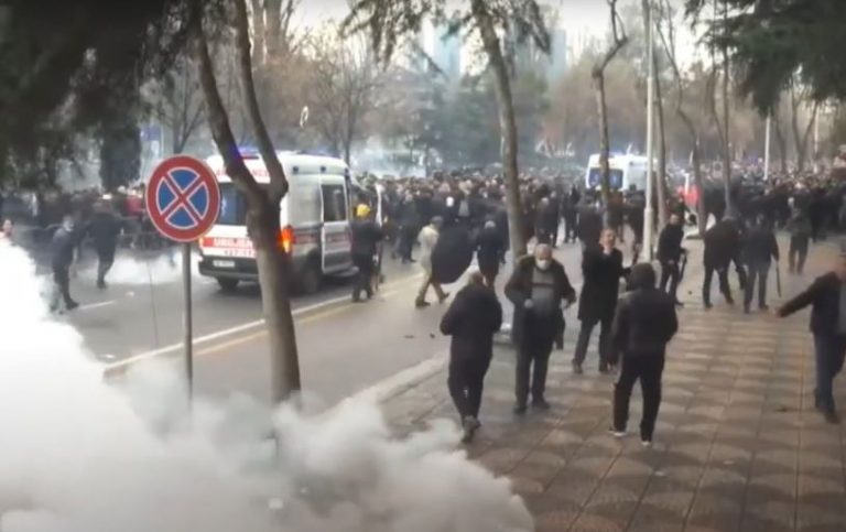 Protesta te selia e PD-së: Mbi 10 të arrestuar, dy përfunduan në spital