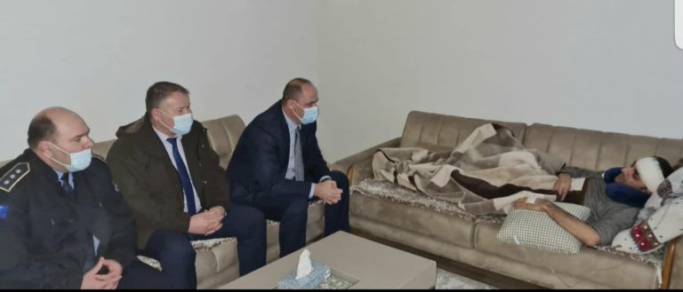 Drejtori i Policisë viziton zyrtarin policor që u sulmua në Suharekë