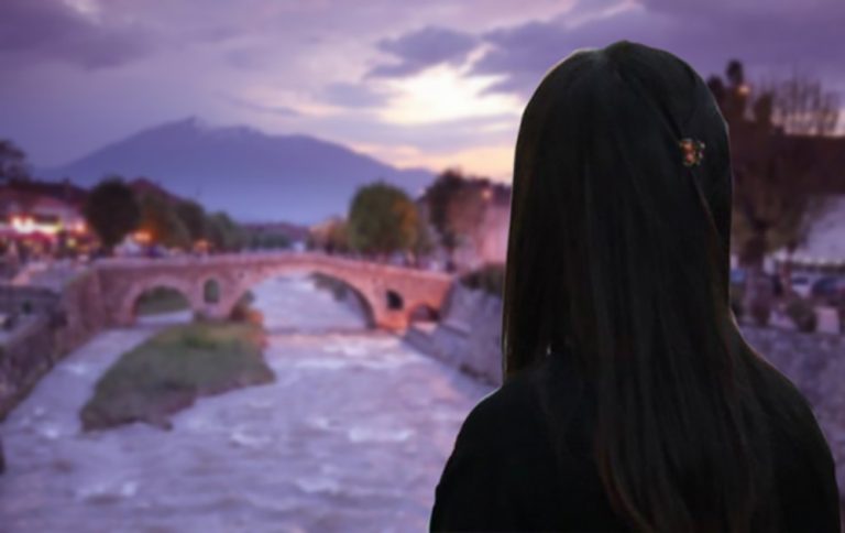 Kërkohet paraburgim për dy të miturat që torturuan bashkëmoshataren e tyre në Prizren