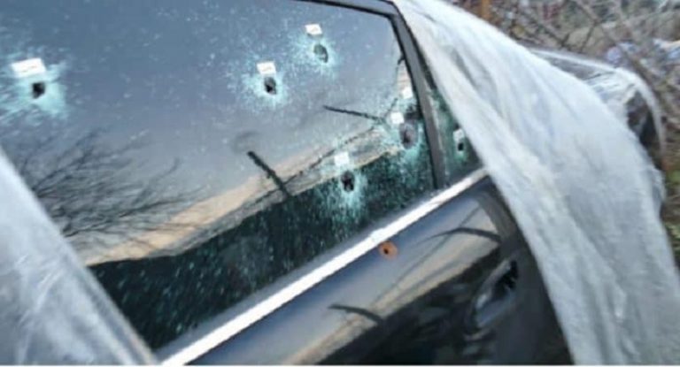 Policia arreston dy persona në Pejë, kishin vrima të plumbave në xhamat e veturës