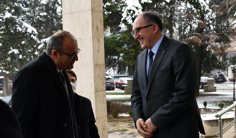 Kryetari Totaj priti në takim ambasadorin e Turqisë në Kosovë, Çagri Sakar