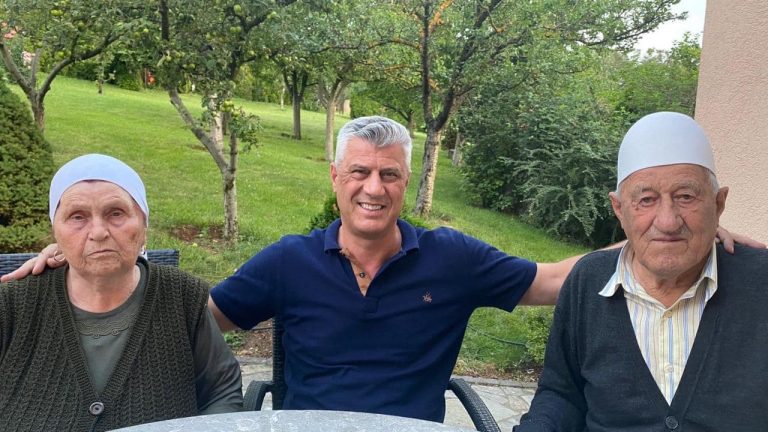 Thaçi telefonon nga Haga prindërit e tij, ua uron të gjithëve 14-vjetorin e Pavarësisë