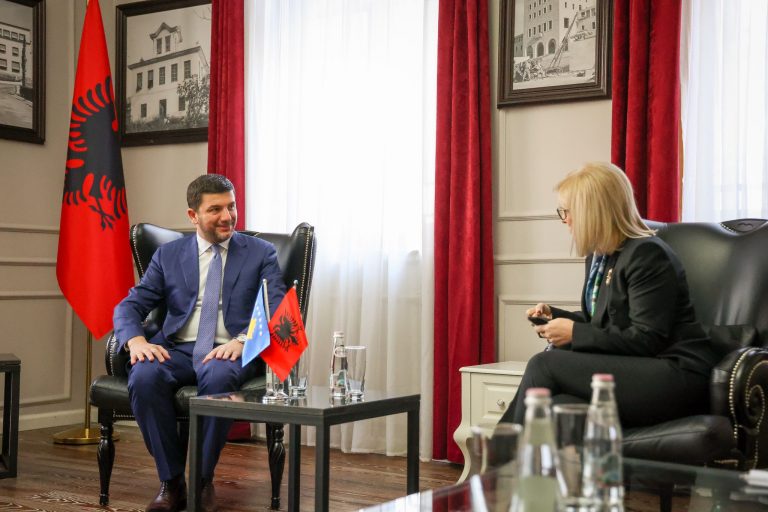 Memli Krasniqi në Tiranë: Intensifikimi i bashkëpunimit Kosovë – Shqipëri duhet të jetë prioritet shtetëror