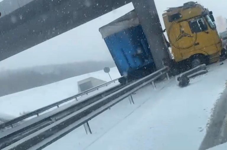 Aksident i rëndë trafiku në Komoran, kamioni del jashtë rrugës