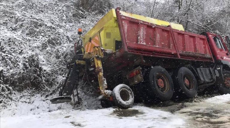 Aksidentohet edhe kamioni që pastron rrugët nga Rahoveci në Krushë të Madhe