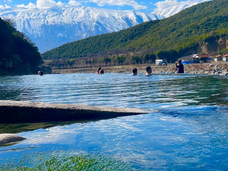 Turizmi dimëror, ujërat termale të Bënjës tërheqin vizitorë edhe në ditët e ftohta