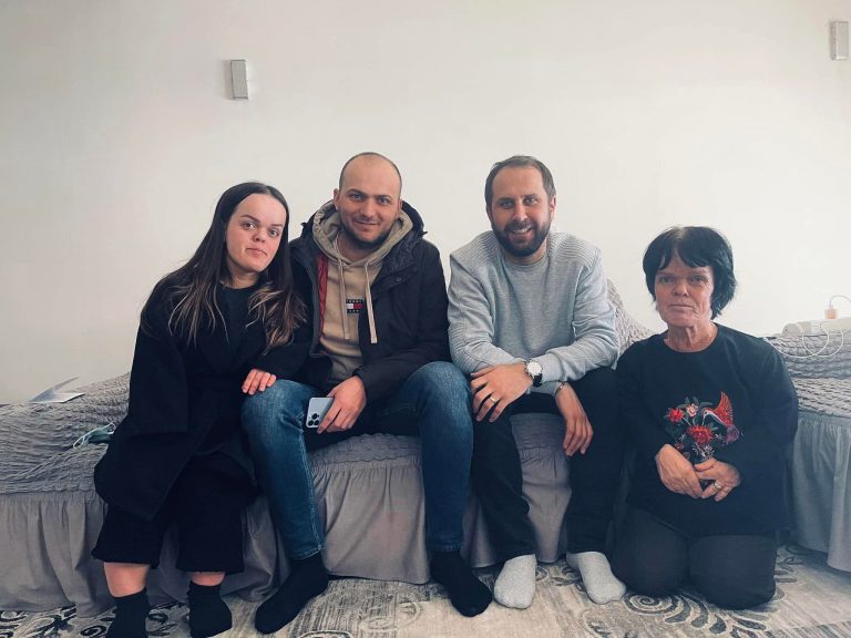 Xhaxhai deshi t’i nxjerrë nga shtëpia, bamirësit do të ndërtojnë shtëpi për nënën me vajzat