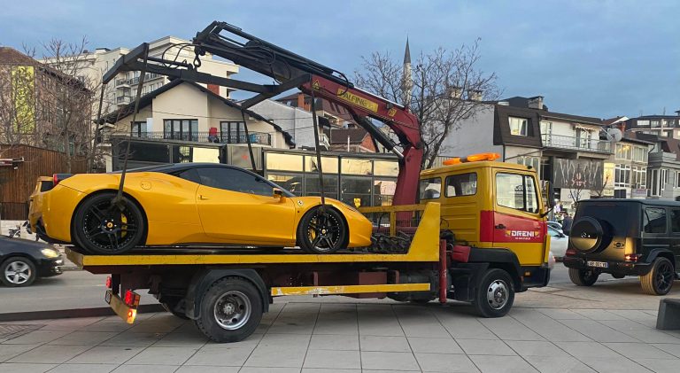 Veturat luksoze të parkuara në hyrje të sheshit në Prishtinë, konfiskohen nga Policia!