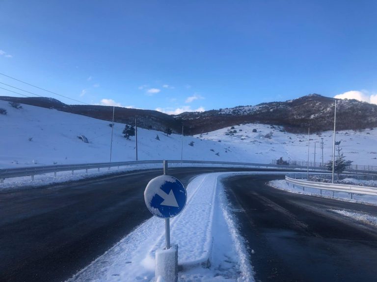 Shqipëria përfshihet nga reshjet e dëborës, ARRSH-ja njofton për vështirësi në disa rrugë