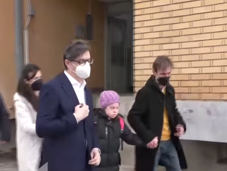 Presidenti i Maqedonisë e shoqëron në shkollë Ëmblën që u diskriminua për shkak të Down Syndrome
