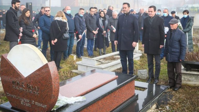 Kurti e Konjufca bëjnë homazhe te varri i Mon Balajt