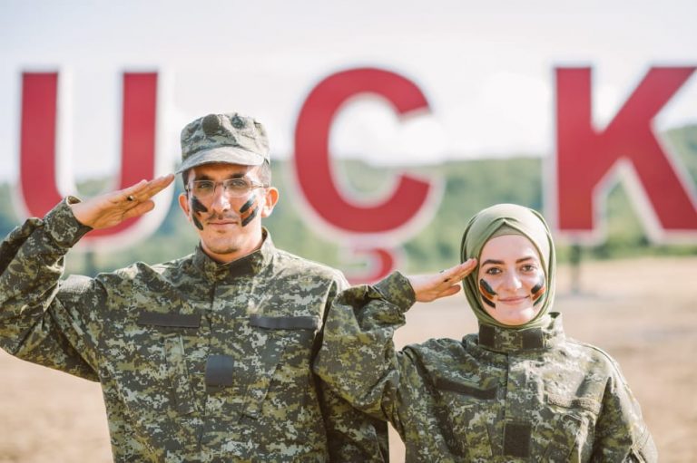 Historia e vajzës nga Kosova që refuzoi fustanin e bardhë, për t’u martuar me uniformën e UÇK-së