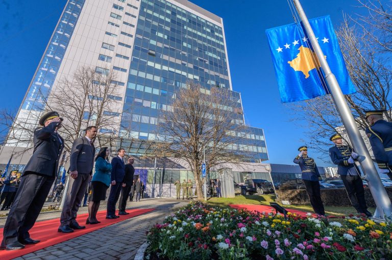 Osmani uron Pavarësinë: Faleminderit presidentit Ibrahim Rugova, vajzave e djemve të UÇK-së