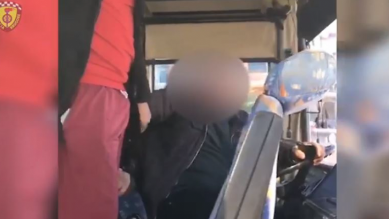 Shqipëri, arrestohet shoferi që voziste autobusin në gjendje të dehur (Video)