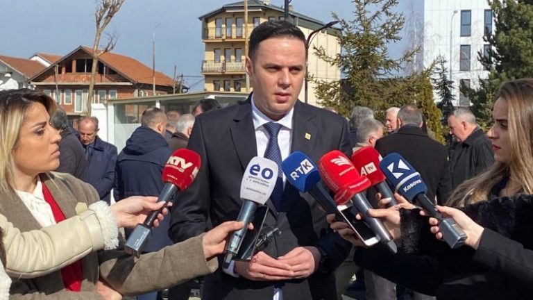 Abdixhiku pas takimit me grevistët: Do ta ngrisim zërin në Kuvend, këto padrejtësi s’kanë vend në Kosovë