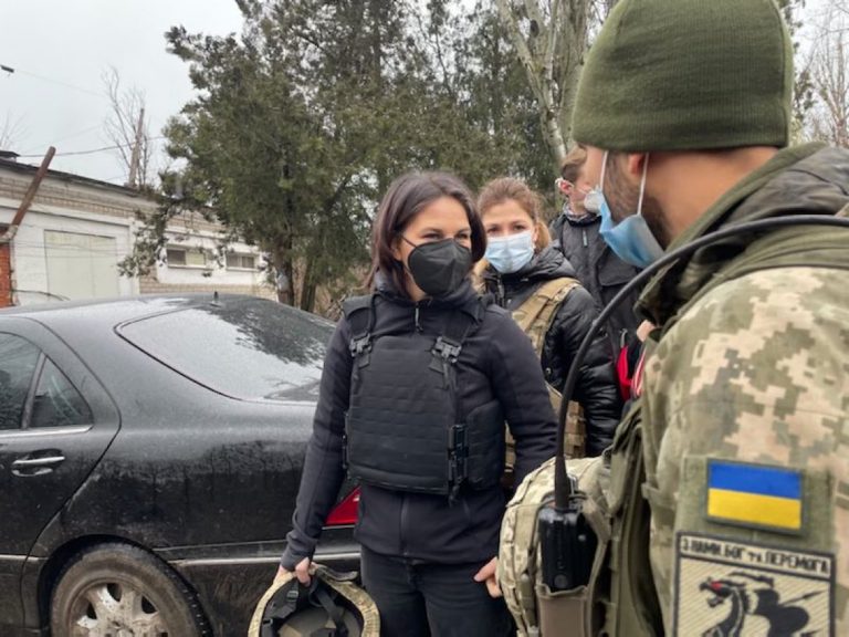 Krydiplomatja gjermane vendos jelek anti-plumb dhe del në terren në Ukrainë