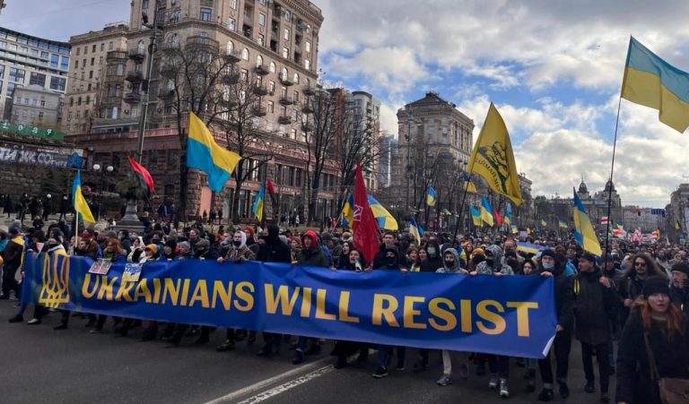 Ukrainasit marshojnë në Kiev: Do të rezistojmë