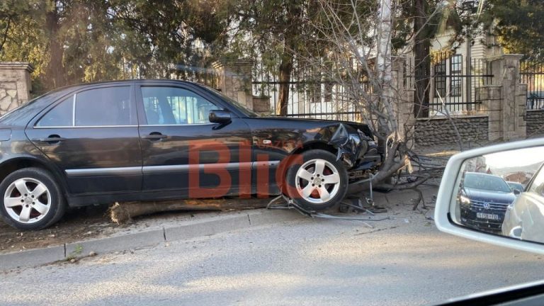 Vetaksident në Prizren, shoferi humb kontrollin dhe vetura godet pemën