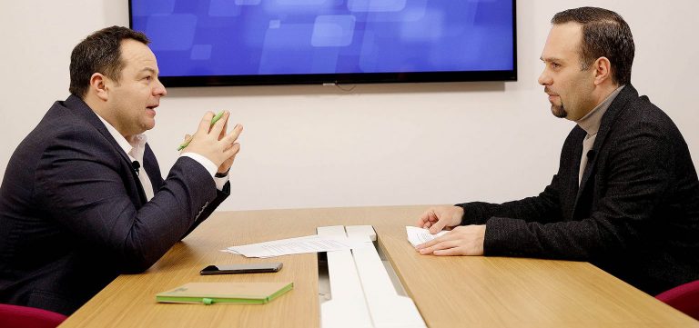 Dezinformatat në Kosovë, Kurhasani nga NDI: Politikanët dhe partitë politike po i ndihmojnë manipulimit të informacionit