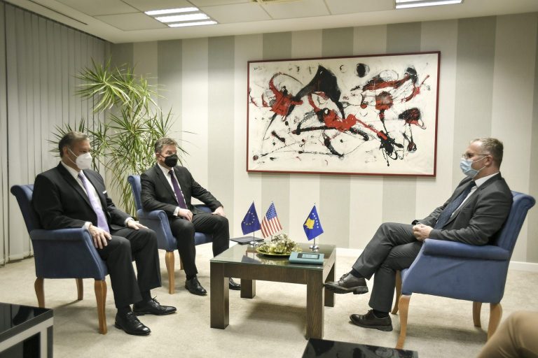 Lajçak thotë se në takimin me Bislimin diskutuan për çështjet praktike të dialogut Kosovë-Serbi