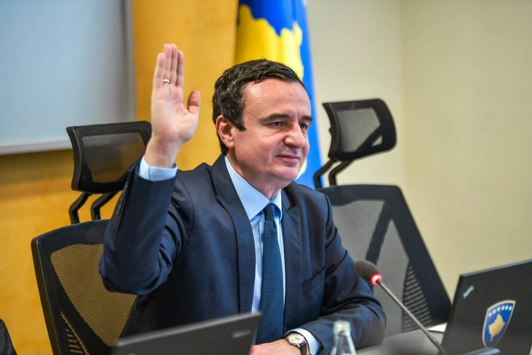 “Ligji për pagat”, Kryeministrit Albin Kurti do t`i rritet rroga për hiç më pak se 780 euro