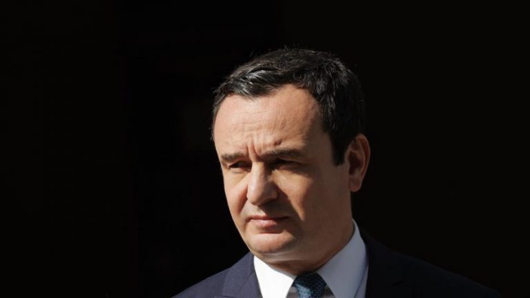 Kurti ngushëllon familjen e Enver Zymberit për vdekjen e nënës së tij