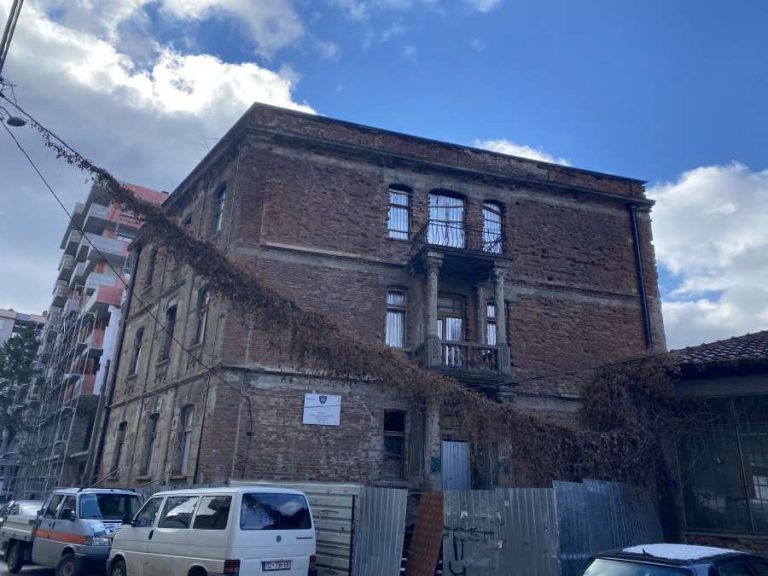 Pezullohet puna për restaurimin e shtëpisë së Xhafer Devës