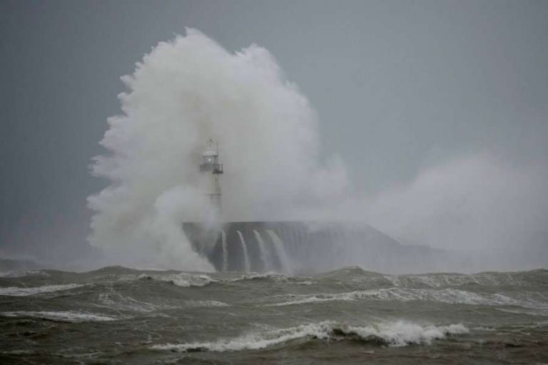 Erëra rekorde në Angli, tollovi në trafikun ajror