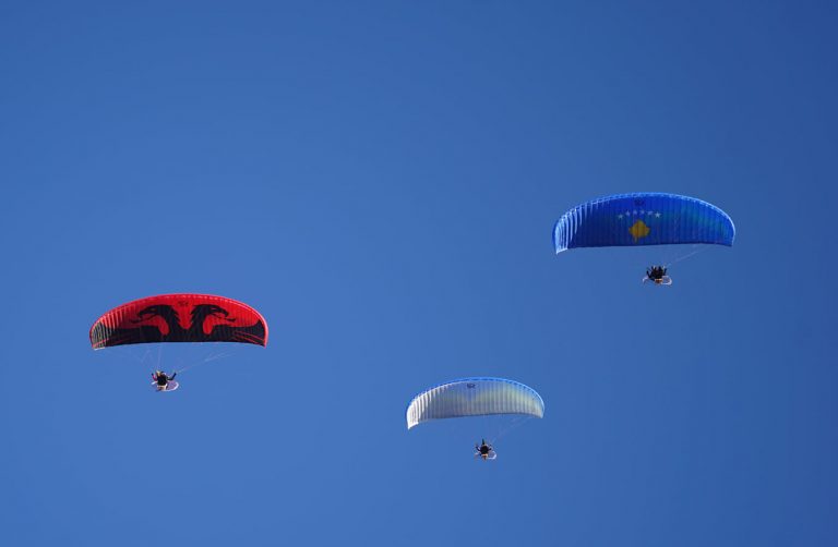 Festë në qiell, lëshohen parashutat me flamujtë e Kosovës dhe atë kombëtar