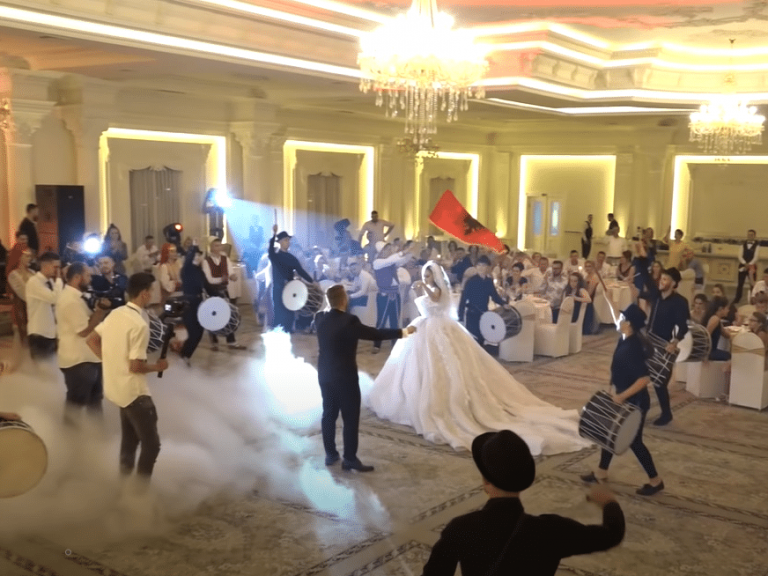 Lejimi i dasmave, zgjatja e orarit të gastronomisë, heqja e orës policore, këto janë masat që pritet të lirohen nesër