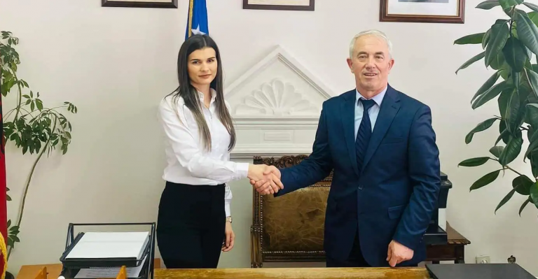 Kryetari Bexhet Xheladini, emëron drejtoreshën e parë femër në historinë e komunës së Dragashit