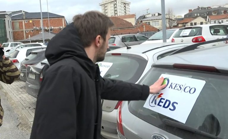 PSD-ja ngjit logo të KEDS-it nëpër veturat e parkuara te qeveria