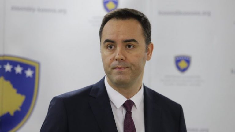 A do të ndalet ndarja e parave për udhëtimin e deputetëve? Flet Glauk Konjufca