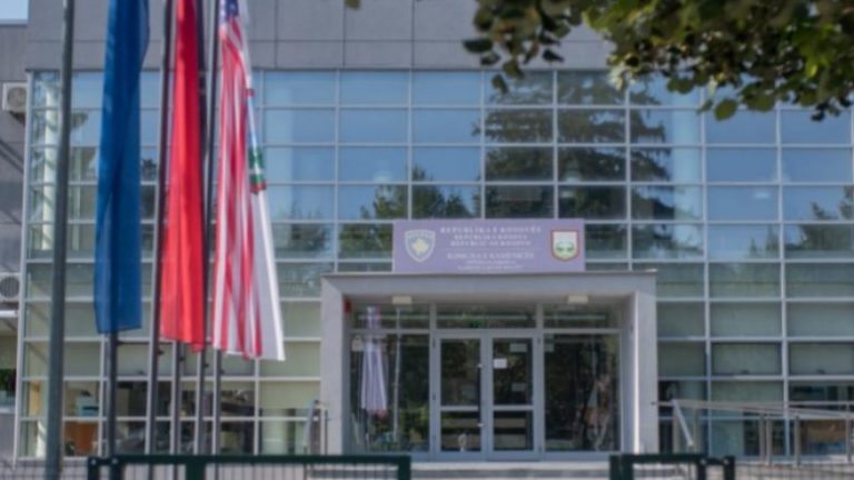 Dëmtuan buxhetin e komunës së Kamenicës në vlerë mbi 35 mijë euro, kërkohet paraburgim për katër persona