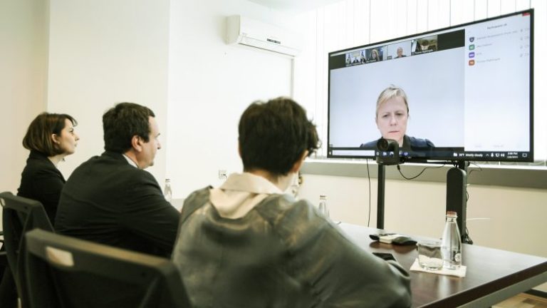 Kryeministri Kurti zhvilloi takim virtual me Baroneshën, Arminka Helić