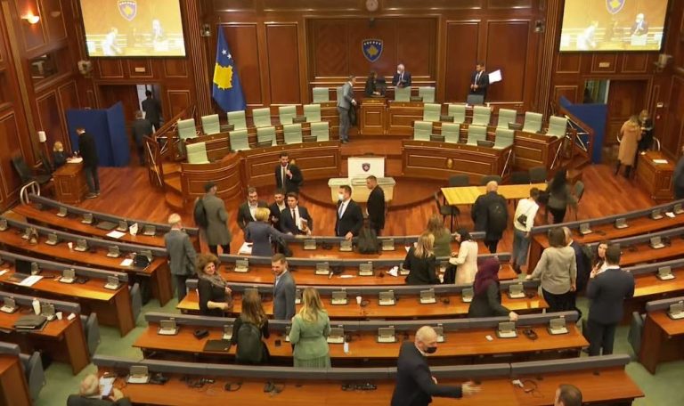 Deputetë të opozitës kërkojnë që të rriten pagat në sektorin privat – minimalja të jetë 400 euro