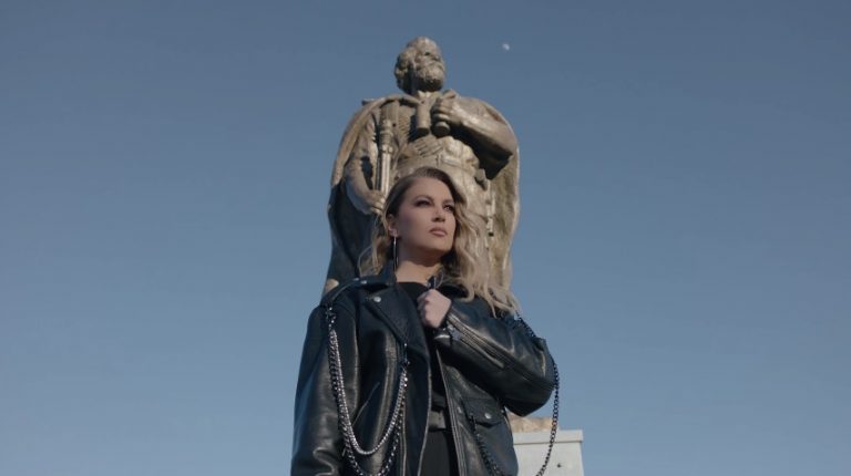 Leonora Jakupi publikon këngën “Liria ka emër”