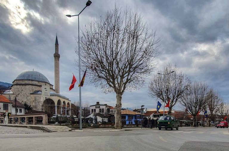 Sot mot i vranët, pasdite priten dhe reshje bore