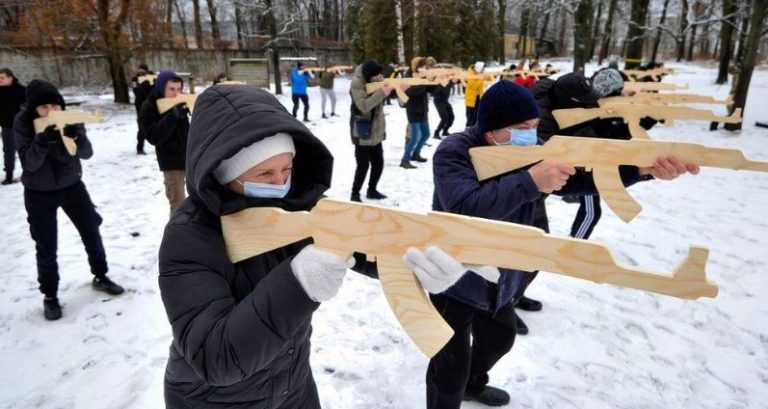 SHBA arsyeton evakuimin e ambasadës, ndërsa Ukraina kërkon qetësi