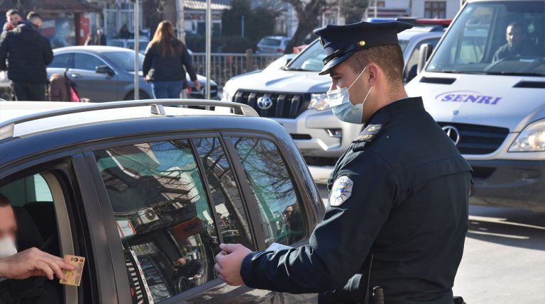 Policia në Prizren shqiptoi 107 tiketa trafiku dhe konfiskoi 7 patentë shofer