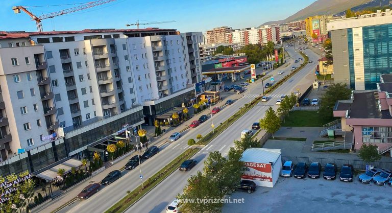 Mosmarrëveshje në trafik, rrahën mes vete katër persona në Prizren