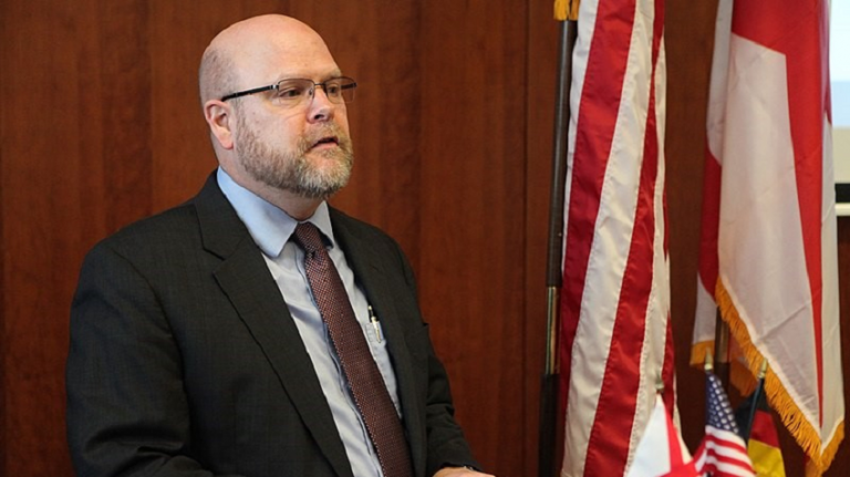 Hovenier u bënë thirrje kosovarëve për vaksinim gjatë pranimit të vaksinave të dhuruara nga ShBA