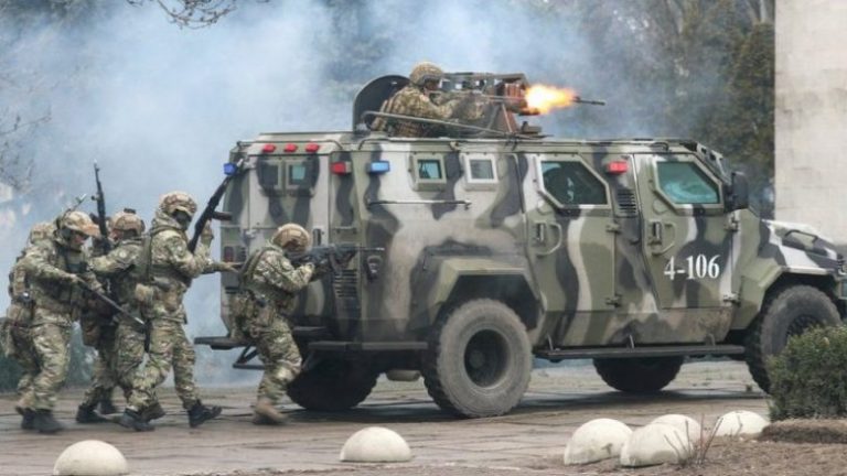 Pas tensioneve, Ministria e Jashtme u bën thirrje kosovarëve të largohen nga Ukraina