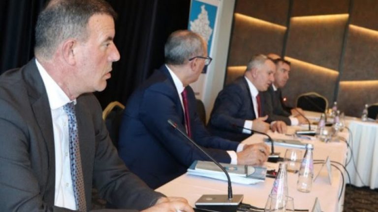 Kryetarët e komunave kërkojnë të paguhen sa deputetët dhe ministrat