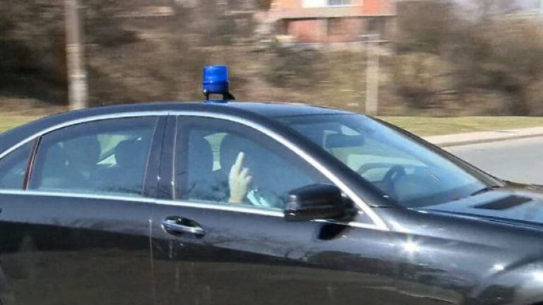 E bën edhe këtë, Millorad Dodik ua tregon gishtin e mesëm gazetarëve në Sarajevë