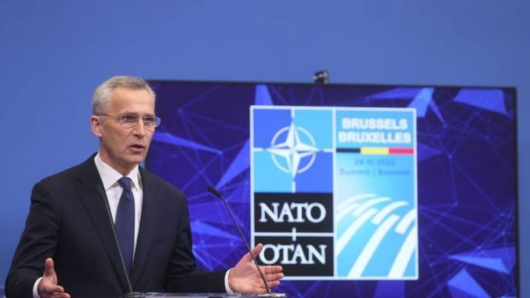 Stoltenberg: Forcat ruset nuk po tërhiqen nga Ukraina