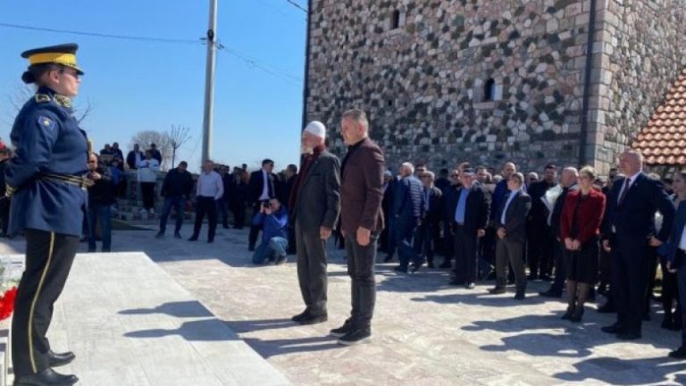 Rifat Jashari bën homazhe në Gllogjan