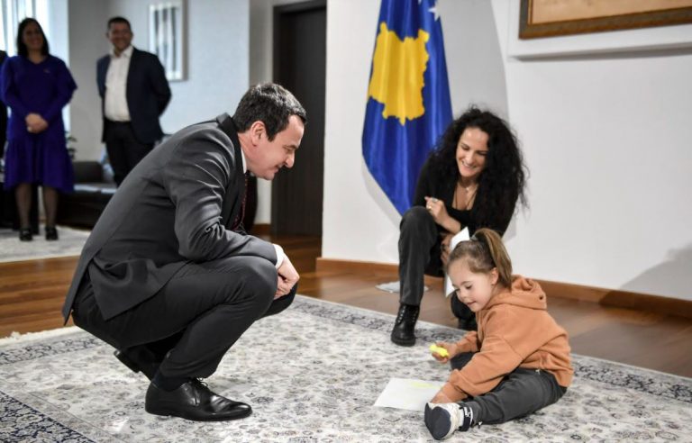 Kurti takon fëmijët me Sindromën Down, zotohet se nuk do t’i lënë vetëm (FOTO)