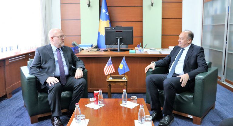 Hoxhaj takohet me ambasadorin amerikan, Hovenier