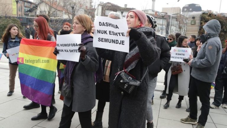 “Dashnia nuk është sëmundje”, “Me homofoba nuk ka shtet” – protestë në Prishtinë pasi nuk u miratua ndryshimi i Kodit Civil